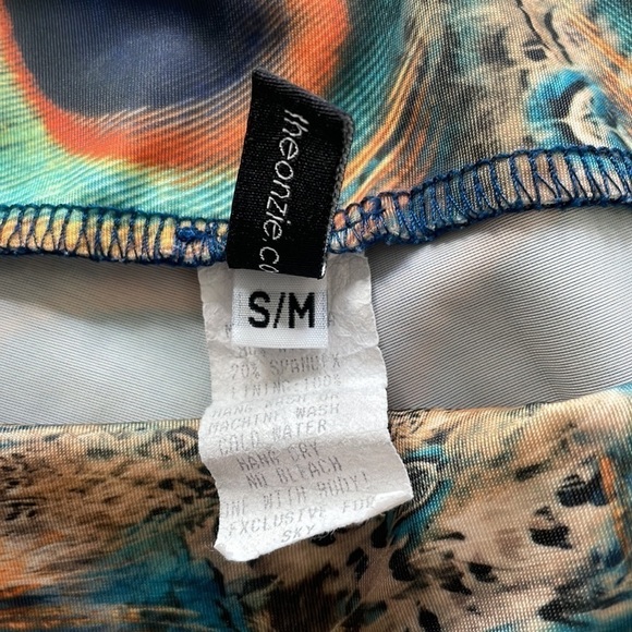 REVOLVE SzS/M Onzie Peacock motif crops EUC - Picture 10 of 12